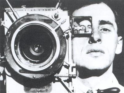Vertov olhando a si mesmo numa câmera